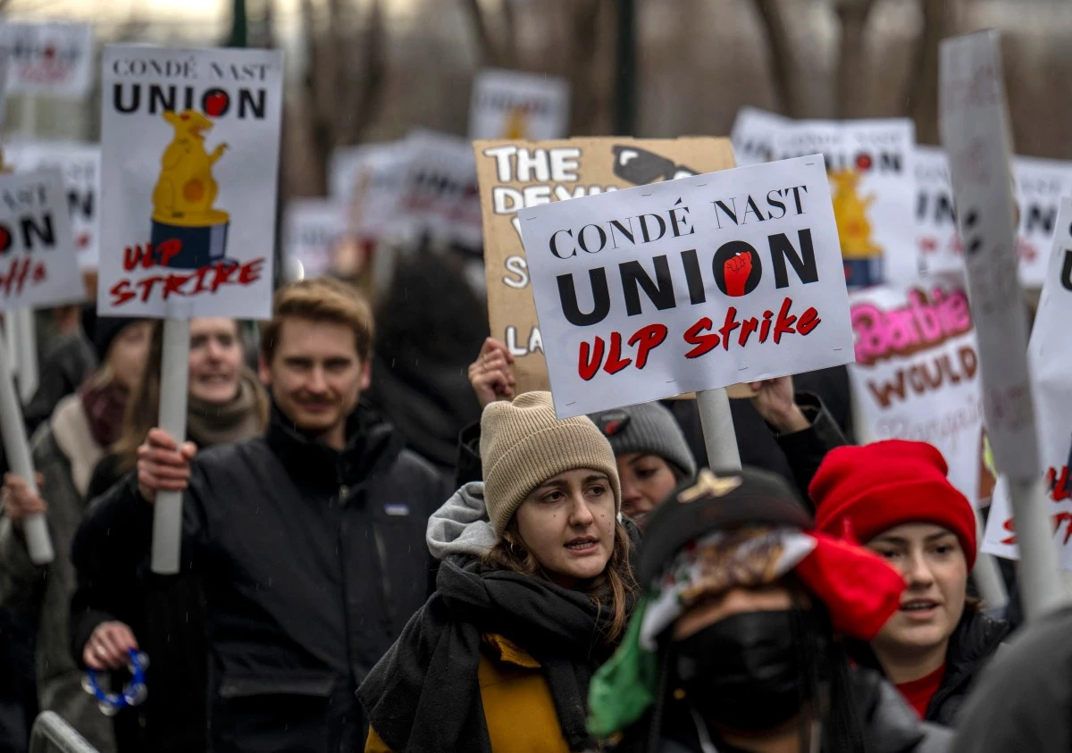 Le personnel syndiqué de Condé Nast marche sur le piquet de grève lors d'un débrayage de 24 heures à la suite d'annonces de licenciements, devant les bureaux de Condé Nast au One World Trade Center à New York City, le 23 janvier 2024. La grève intervient après que Condé Nast a annoncé le licenciement d'environ 5 % de son personnel, soit quelque 300 employés. (Photo Angela Weiss AFP)