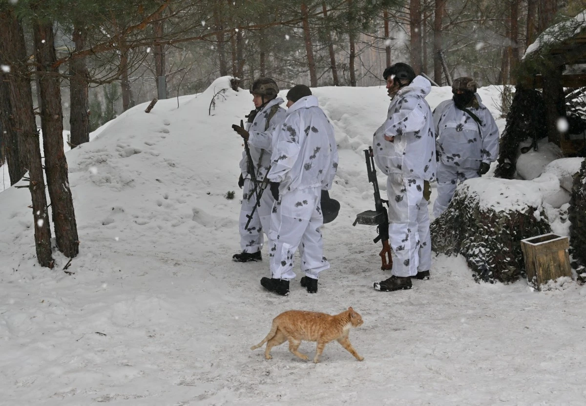 Des gardes-frontières ukrainiens sont vus sur leur base après une patrouille à la frontière entre l'Ukraine et la Biélorussie dans la région de Chernigiv, le 23 janvier 2024, dans un contexte d'invasion russe en Ukraine. (Photo de Sergei Supinsky AFP)