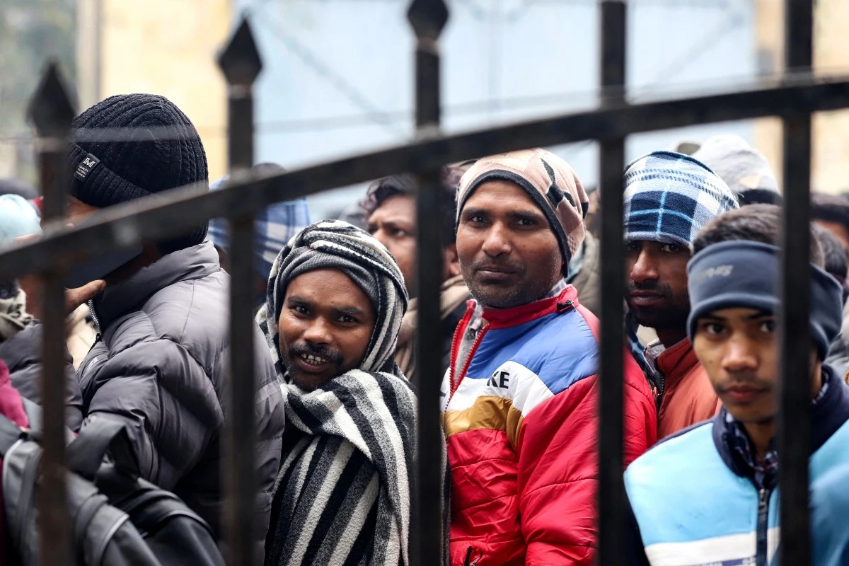 Des travailleurs indiens se rassemblent pour chercher un emploi en Israël lors d'une campagne de recrutement à l'Institut de formation industrielle (ITI) de Lucknow, capitale de l'État indien de l'Uttar Pradesh, le 25 janvier 2024. (Photo Naeem Ansari AFP)