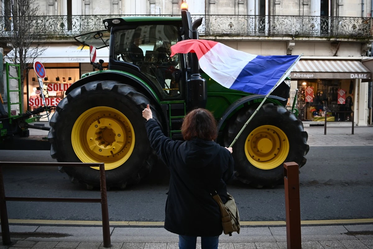 Avant les annonces du gouvernement, les agriculteurs ne « lèvent pas le camp » sur les routes de France