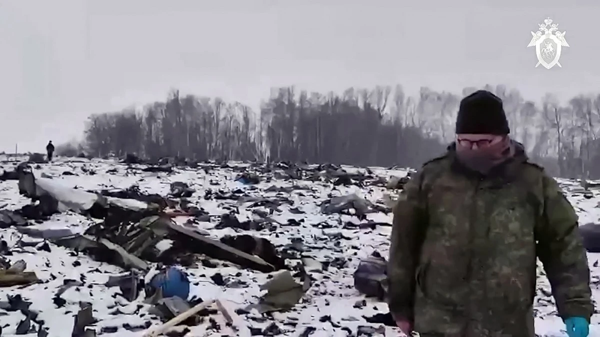 Cette image extraite d'un document diffusé par le Comité d'enquête russe le 26 janvier 2024 montre ce que les enquêteurs disent être le site de l'accident de l'avion de transport militaire russe IL-76 dans la région de Belgorod. (Photo distribuée /Russian Investigative Committee AFP)