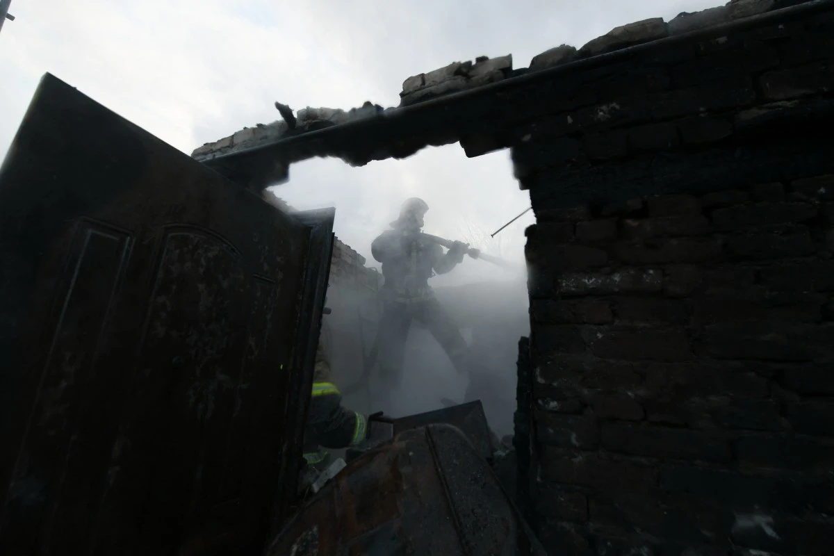 Des attaques nocturnes russes font au moins deux morts en Ukraine