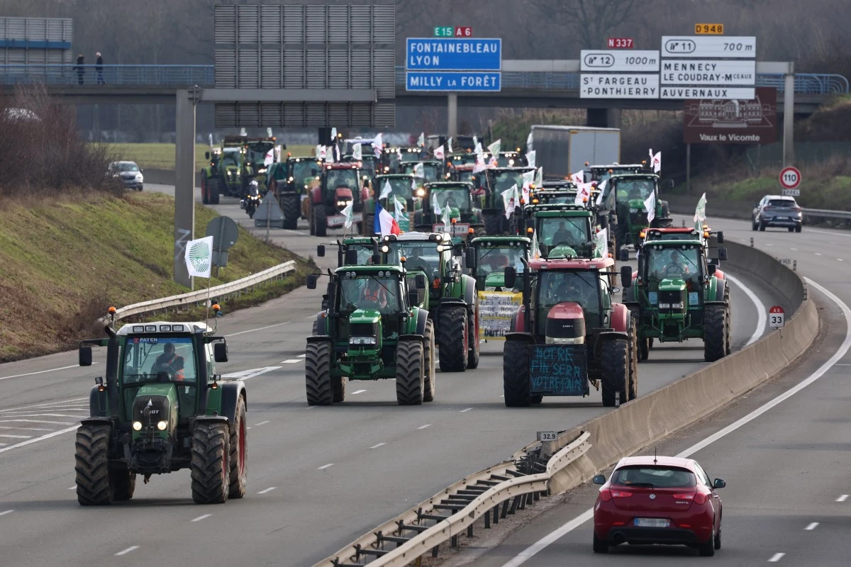 Attal promet d'être au «rendez-vous» pour les agriculteurs, les manifestants se rapprochent de Paris