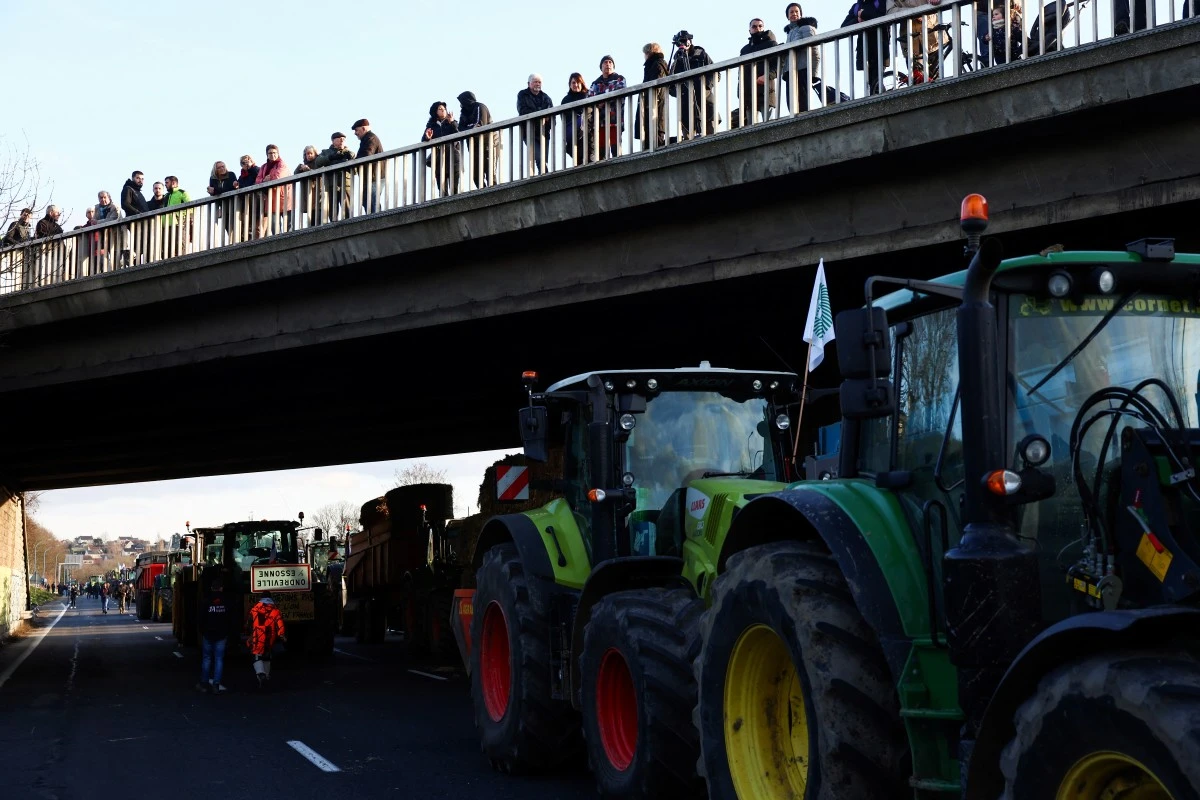 Une centaine d'agriculteurs interpellés en France, l'UE lâche du lest