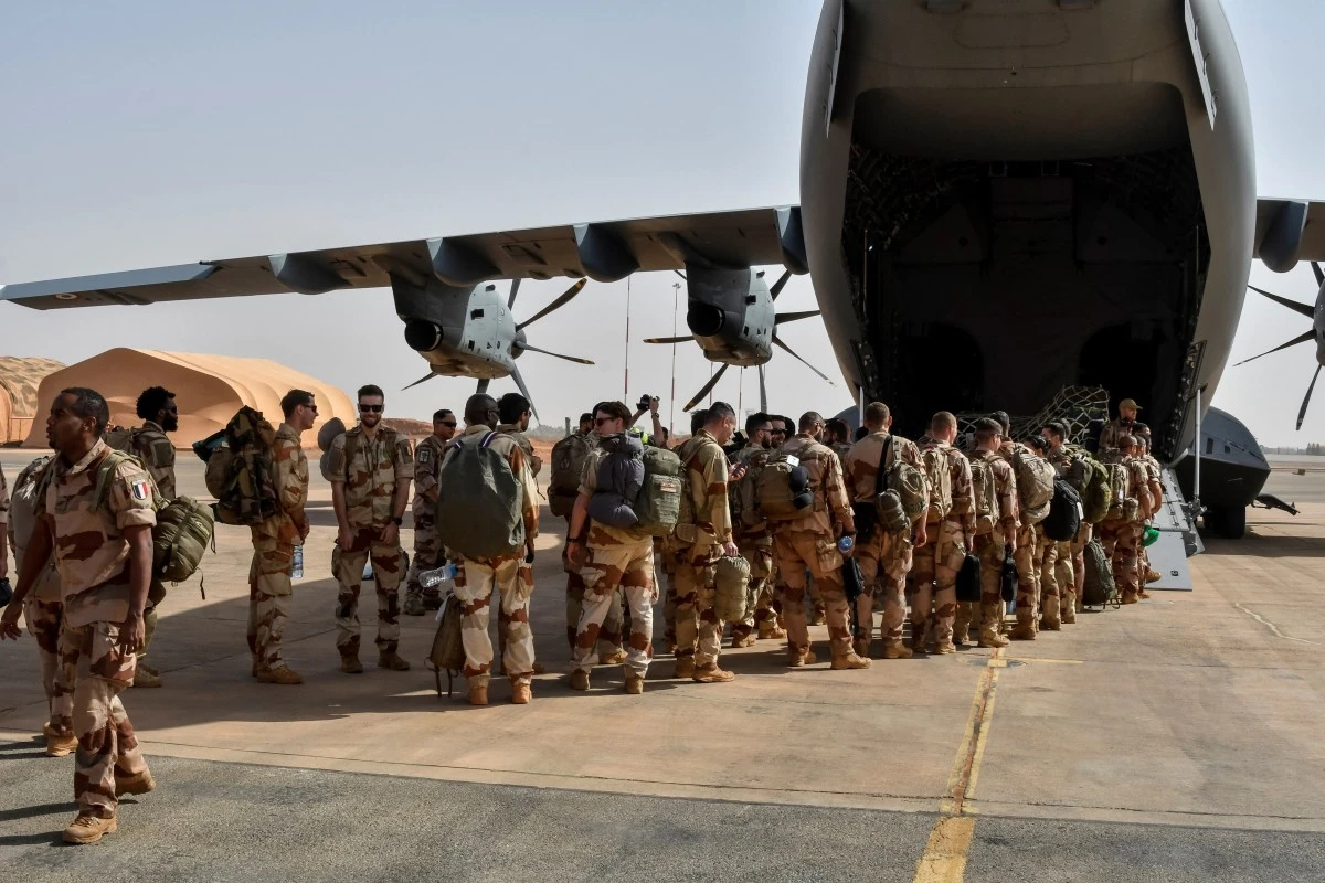 La France ferme son ambassade au Niger