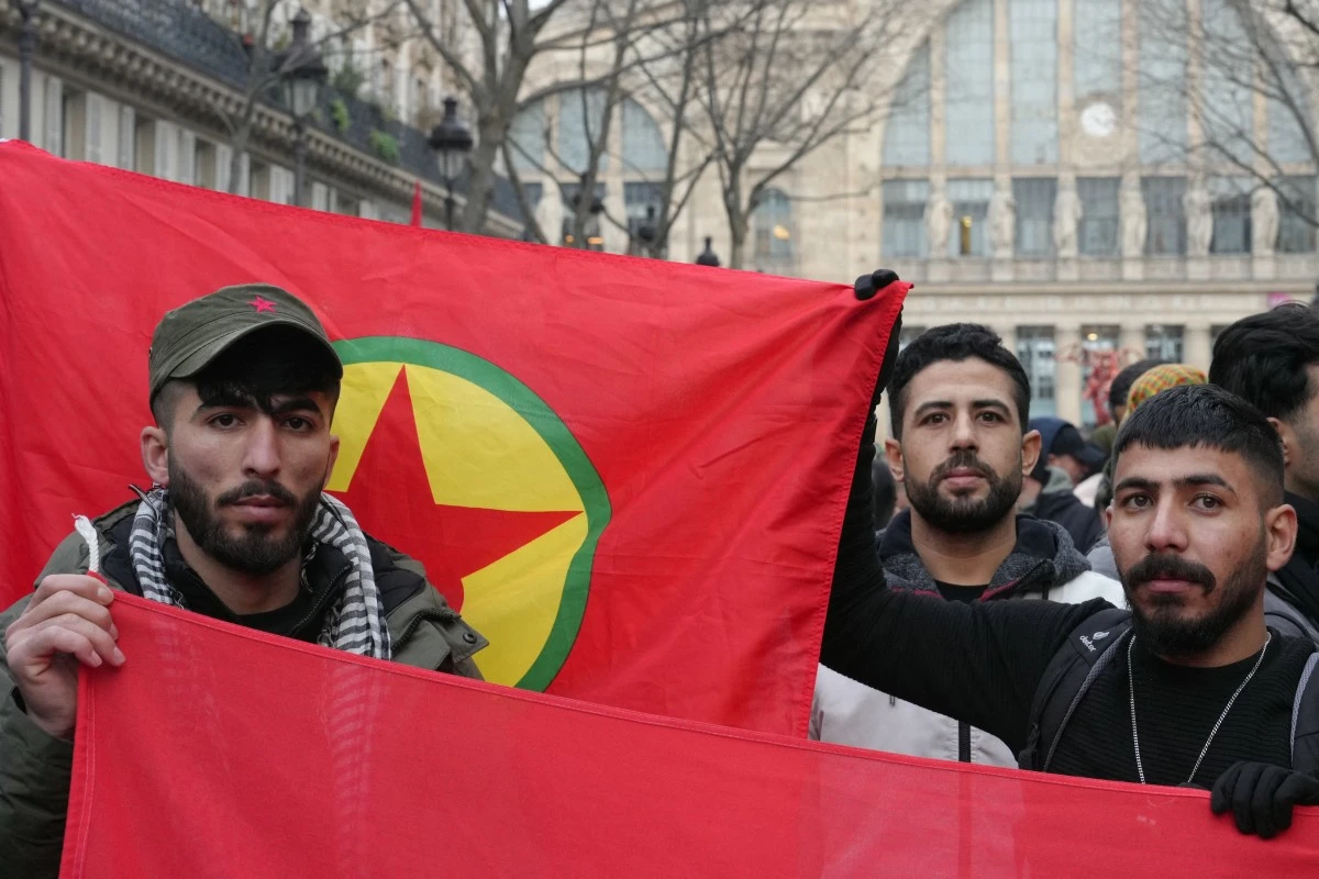 Des centaines de manifestants réclament «justice» à Paris pour trois Kurdes assassinées en 2013