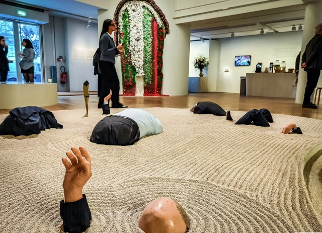 Parure africaine de déchets et plantes qui parlent: à Paris, une étonnante exposition sur la «sobriété»