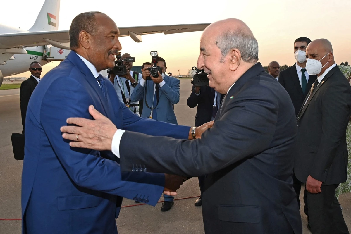 Alger se dit «aux côtés du Soudan» lors d'une visite du général Burhane