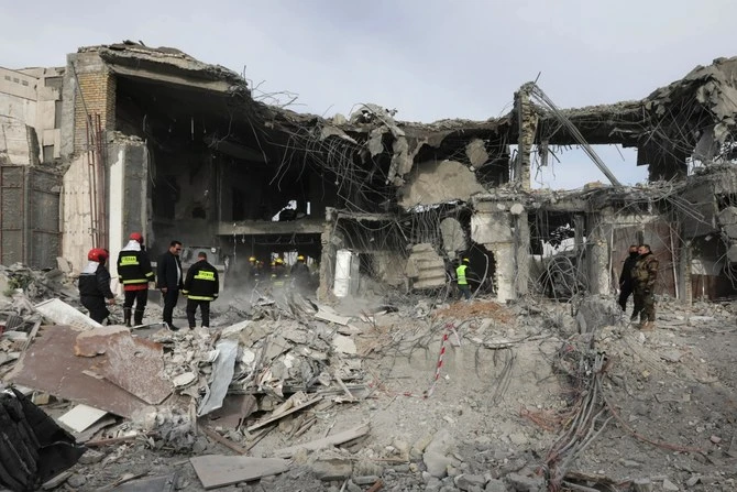 Une équipe de la défense civile menant des opérations de recherche et de sauvetage, à la suite d'une frappe de missile effectuée par le CGRI, le 17 janvier 2024 (AFP)