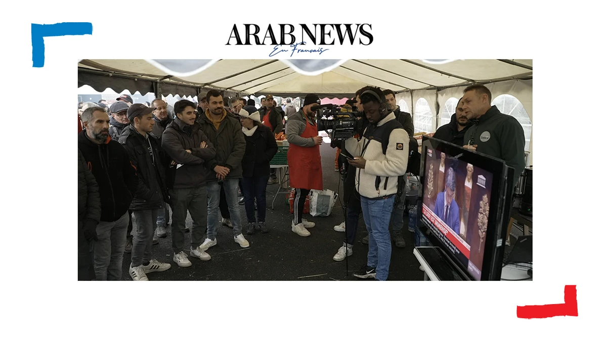 Essonne: des agriculteurs écoutent le discours de Gabriel Attal sur un point de blocage