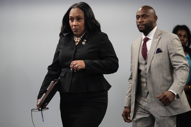 La procureure du comté de Fulton, Fani Willis, suivie du procureur spécial Nathan Wade. (AP)