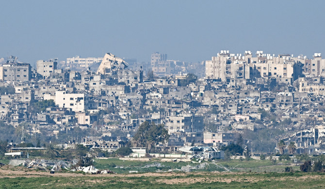 Vus de Sderot, Israël, des bâtiments endommagés se dressent au milieu des décombres à Gaza, dans le cadre du conflit actuel entre Israël et le groupe islamiste palestinien Hamas, le 3 février 2024. (REUTERS)