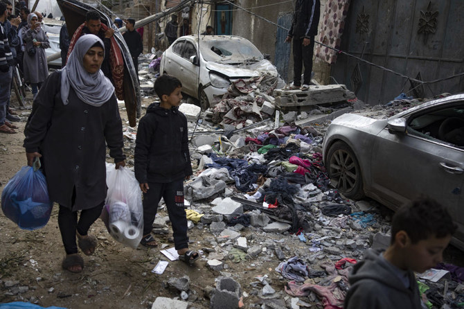 Les Palestiniens déplacés ont afflué à Rafah, où des centaines de milliers d'entre eux dorment dans des tentes dressées contre la frontière égyptienne. (AP)