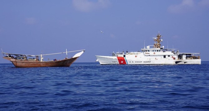 Une vedette de la marine américaine est visible à côté d'un navire qui aurait transporté une cargaison d'armes iraniennes destinées aux Houthis et qui a été saisi le 28 janvier. (File/AFP)