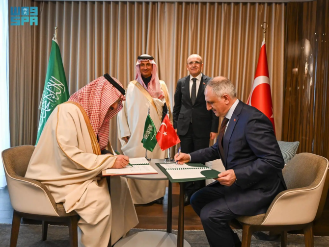 Sultan Al-Marshad, PDG du Fonds saoudien pour le développement (SFD), a signé l'accord avec le vice-ministre turc du Trésor et des Finances, Osman Celik. (SPA)