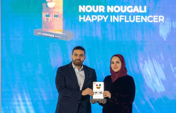La rédactrice en chef adjointe d’Arab News remporte le prix «Influenceur heureux» à Riyad