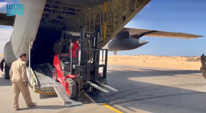 Deux avions saoudiens livrent des camions et des monte-charges pour soutenir l'aide égyptienne à Gaza