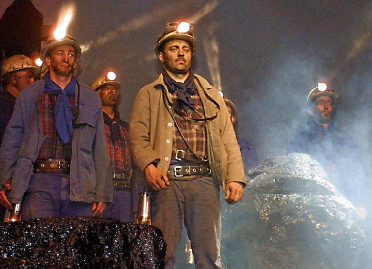 Des mineurs remontent les derniers blocs de charbon à la surface de la mine de La Houve, la dernière mine de charbon en activité en France, le 23 avril 2004 à Creutzwald, lors de son dernier jour d'exploitation. Cette fermeture met fin à près de 300 ans d'exploitation du charbon en France. (Photo Jean-Christophe Verhaegen AFP)