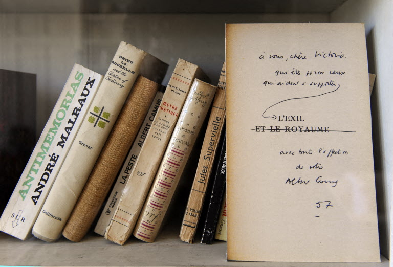 Photo prise le 13 novembre 2008 d'une lettre à Victoria Ocampo signée par l'écrivain français Albert Camus sur une étagère de la bibliothèque de la Villa Ocampo, un manoir construit en 1891 combinant des influences d'architecture britannique et française, à San Isidro, à quelque 30 km au nord de la ville de Buenos Aires. (Photo Daniel Garcia AFP)