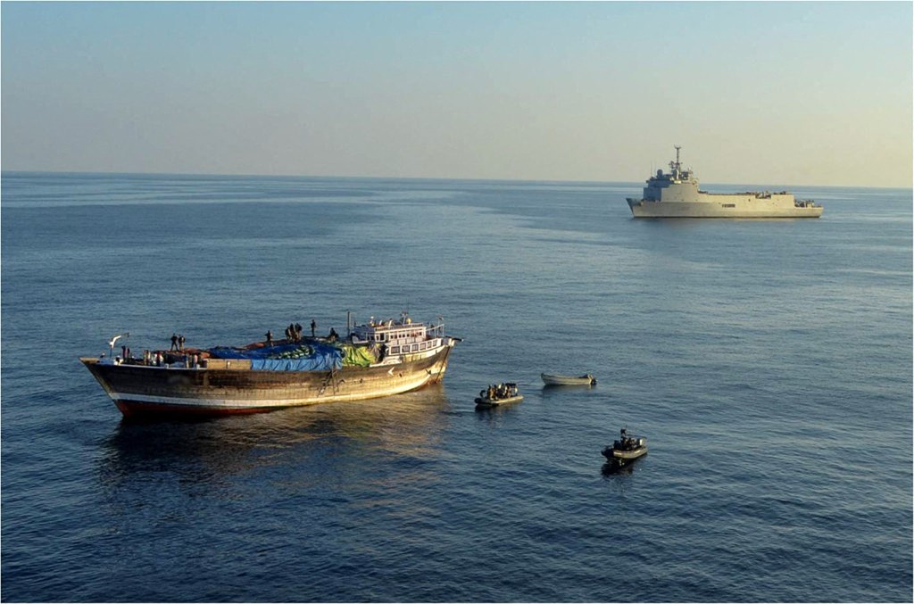 La marine indienne dit avoir secouru 19 membres d'équipage d'un navire détourné par des pirates somaliens