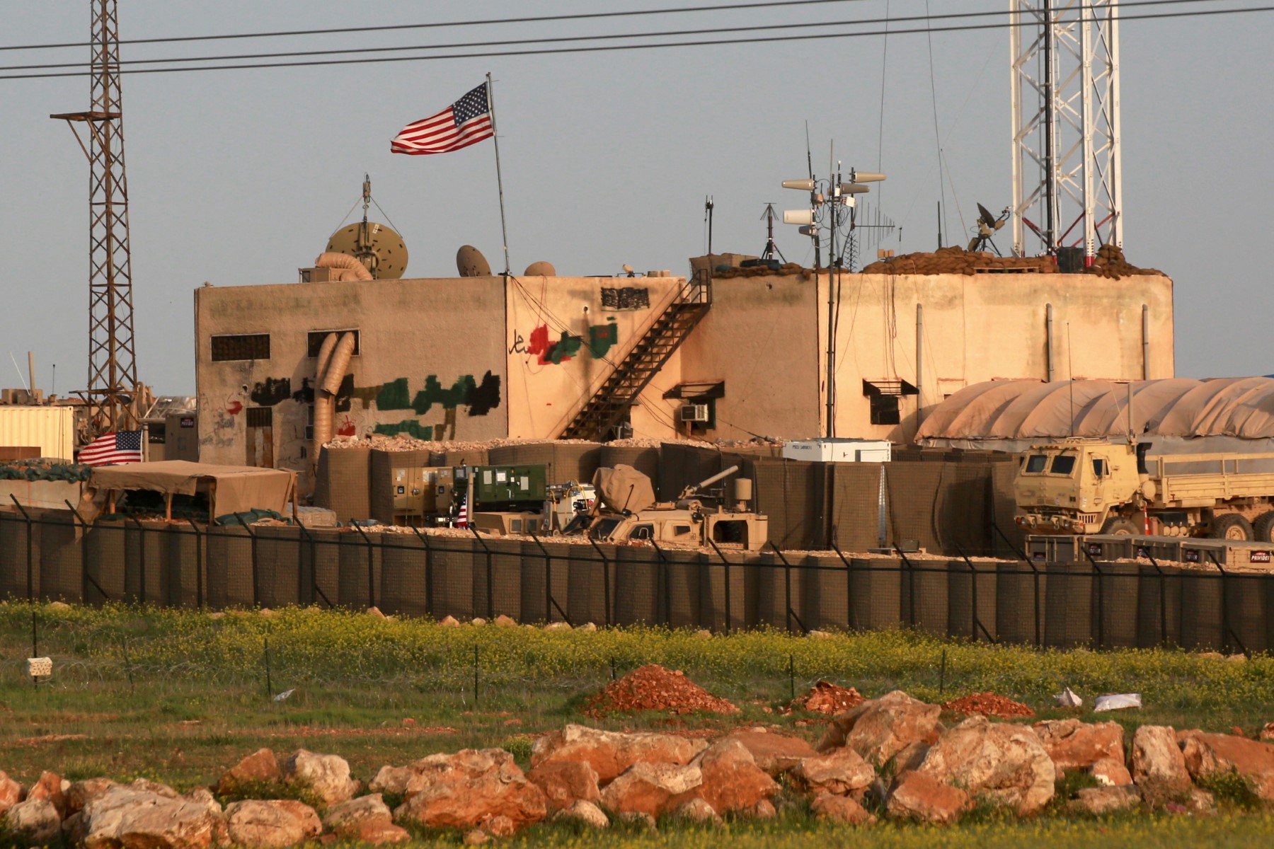 Une photo prise le 2 avril 2018 montre une vue générale d'une base militaire américaine dans le village d'al-Asaliyah, entre la ville d'Alep et la ville septentrionale de Manbij. (Photo Delil Souleiman AFP)