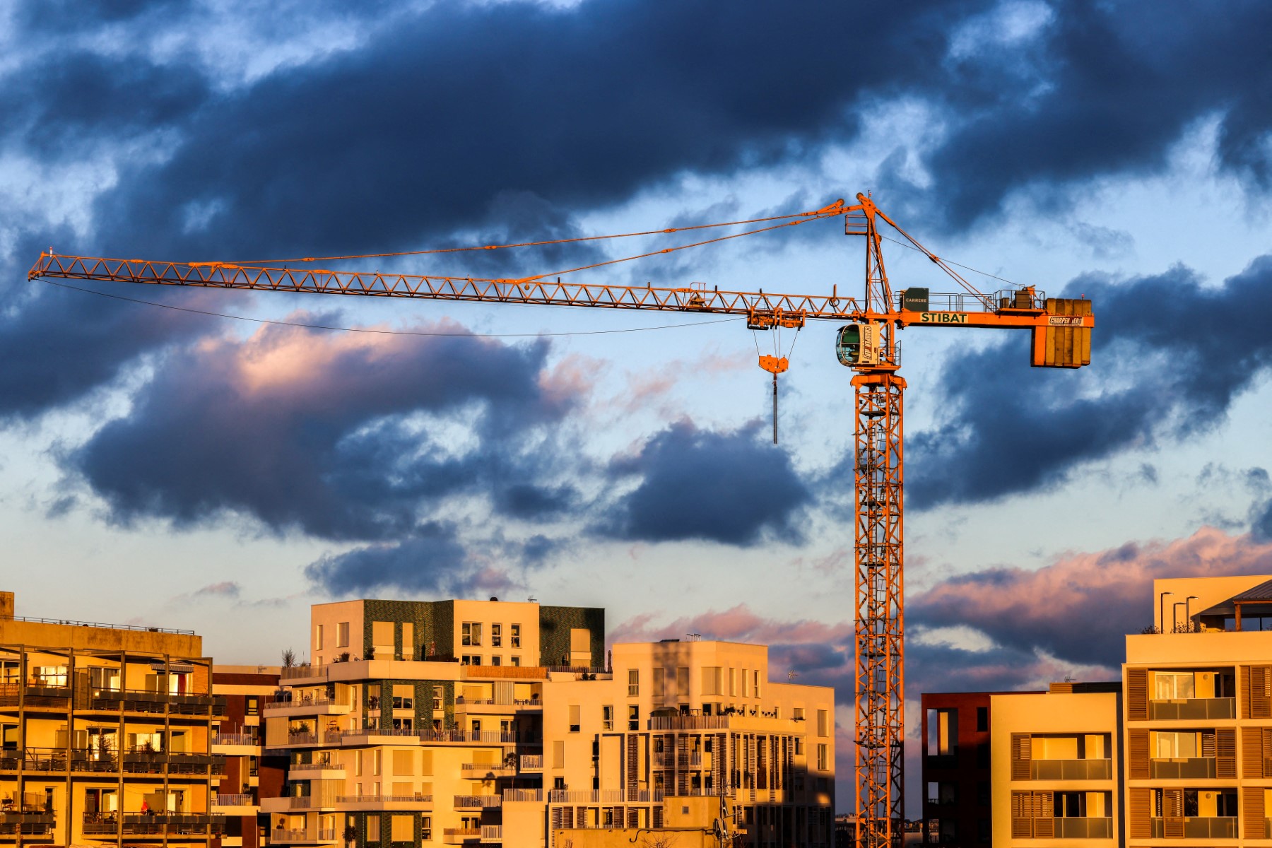 Attal veut «déverrouiller» le secteur du logement et revoir la loi SRU
