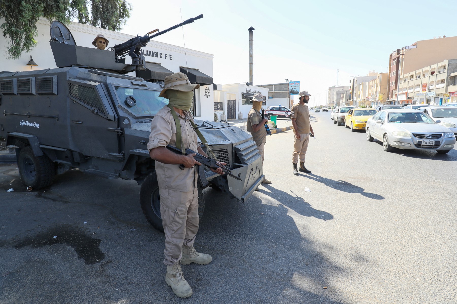 Les forces affiliées au Gouvernement d'unité nationale (GNU) basé à Tripoli se déploient après deux jours d'affrontements meurtriers entre deux groupes rivaux dans la capitale libyenne, le 16 août 2023 (Photo, AFP).