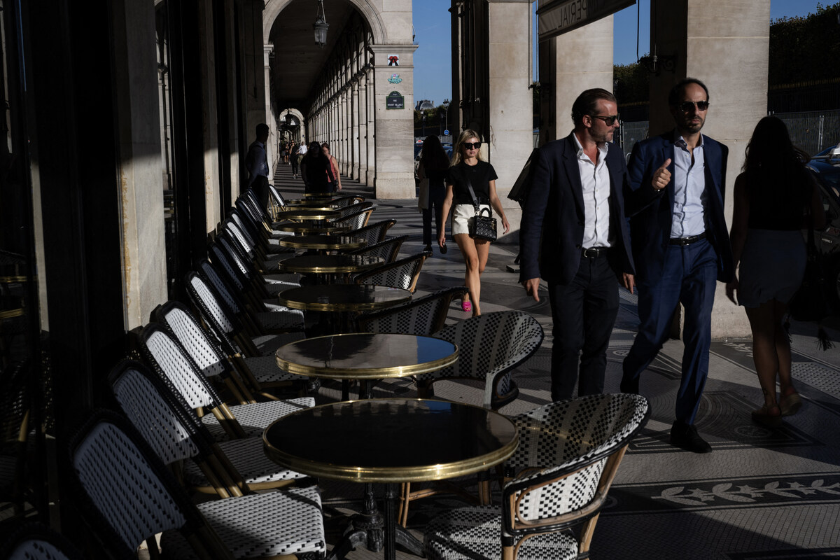 Des personnes marchent le long de la rue de Rivoli dans le centre de Paris, le 6 septembre 2023. (Photo Miguel Medina AFP)