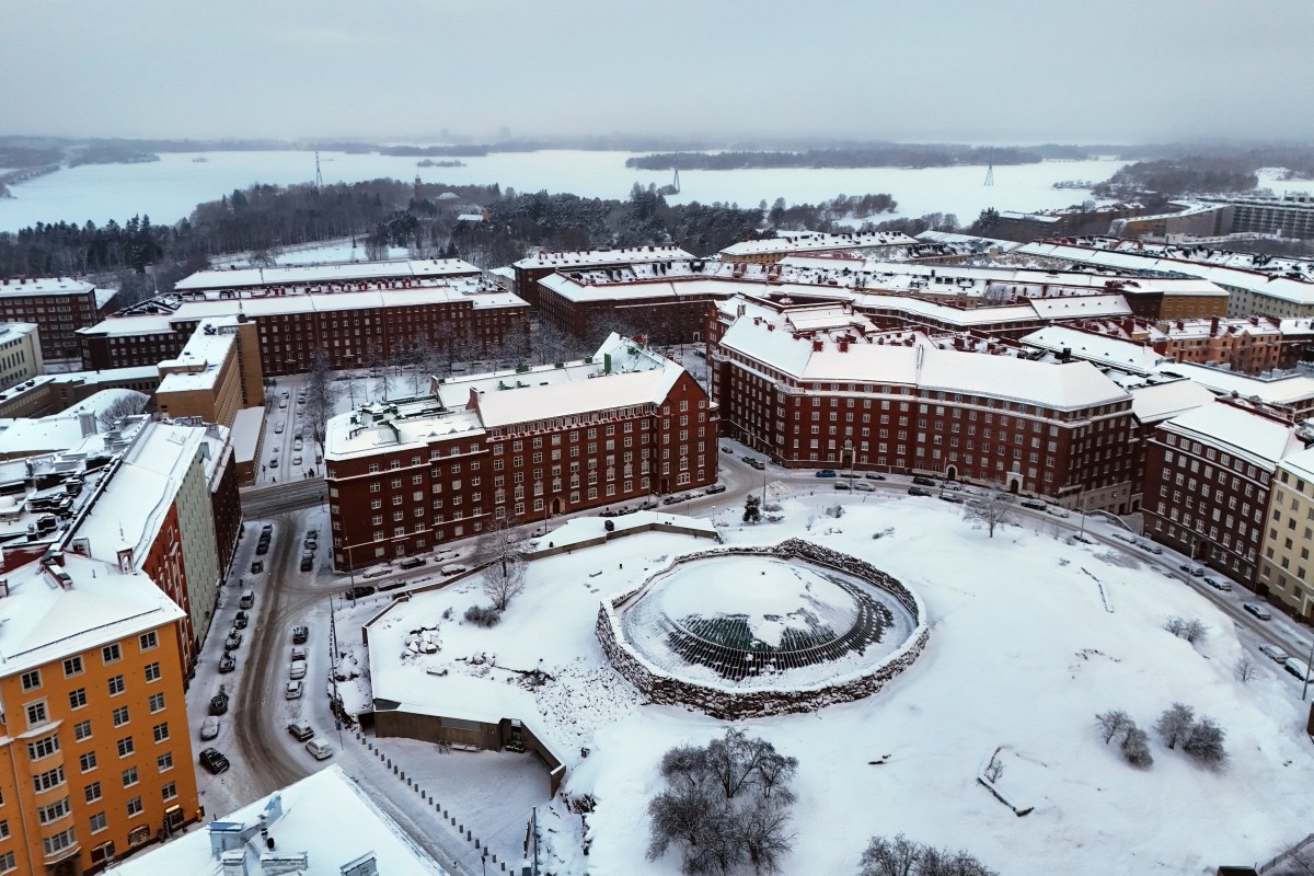 Une vue aérienne prise le 3 janvier 2024 montre de la neige et de la glace dans la région de Töölö avec l'église Temppeliaukio (centre avant) et la baie de Lapinlahti dans la capitale finlandaise Helsinki, alors qu'une vague de froid s'abat sur le pays. (Photo Alessandro Rampazzo AFP)