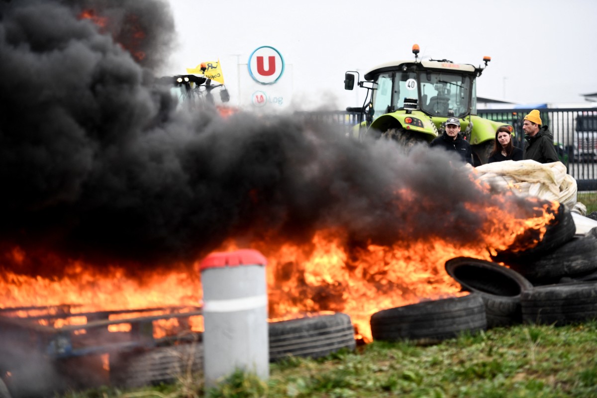 Agriculteurs: des supermarchés bloqués dans la nuit en Haute-Loire