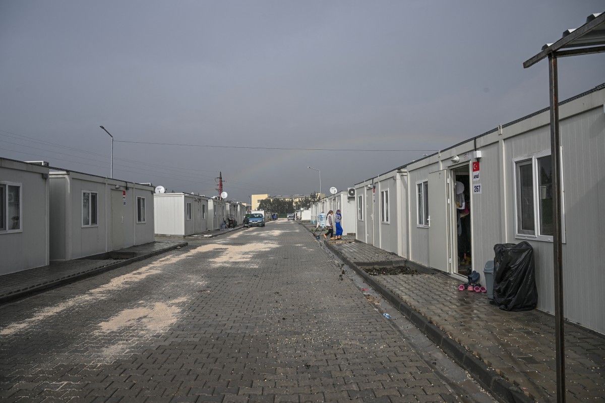 Vue des maisons de type conteneur abritant les victimes du tremblement de terre de février 2023, à Antakya, dans la province de Hatay, le 12 janvier 2024. Le double tremblement de terre, survenu au milieu de la nuit du 6 février 2023, a tué plus de 50 000 personnes et effacé des pans entiers de villes dans le sud-est de la Turquie. (Photo Ozan Kose AFP)