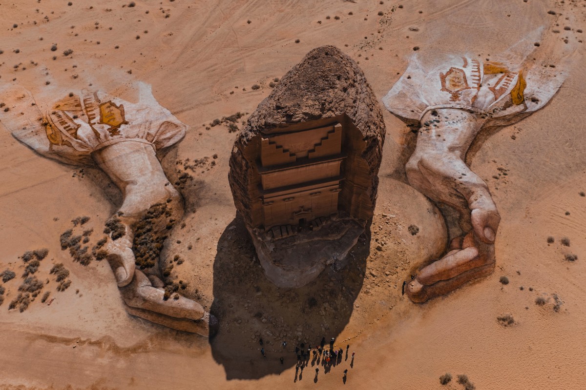 Derrière l’oeuvre monumentale de David Popa, à AlUla