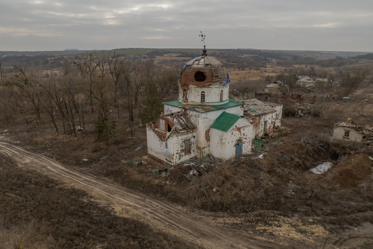 Cette photographie aérienne prise le 1er février 2024 montre une église fortement endommagée, qui a été utilisée par les troupes russes comme hôpital de fortune, dans le village de Mala Komyshuvakha, dans la région de Kharkiv, lors de l'invasion de l'Ukraine par la Russie. (Photo Roman Pilipey AFP)