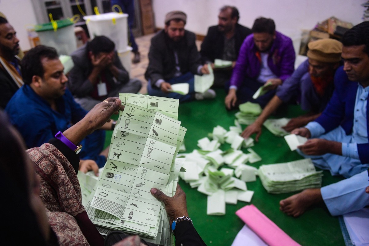 Le Pakistan a voté pour des élections contestées et sans internet mobile