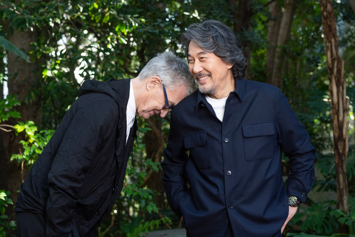 Cette photo prise le 9 février 2024 montre le réalisateur allemand Wim Wenders (à gauche) et l'acteur japonais Koji Yakusho posant lors d'une séance photo à l'hôtel Sunset Marquis de Los Angeles, en Californie. (Photo Valerie Macon AFP)