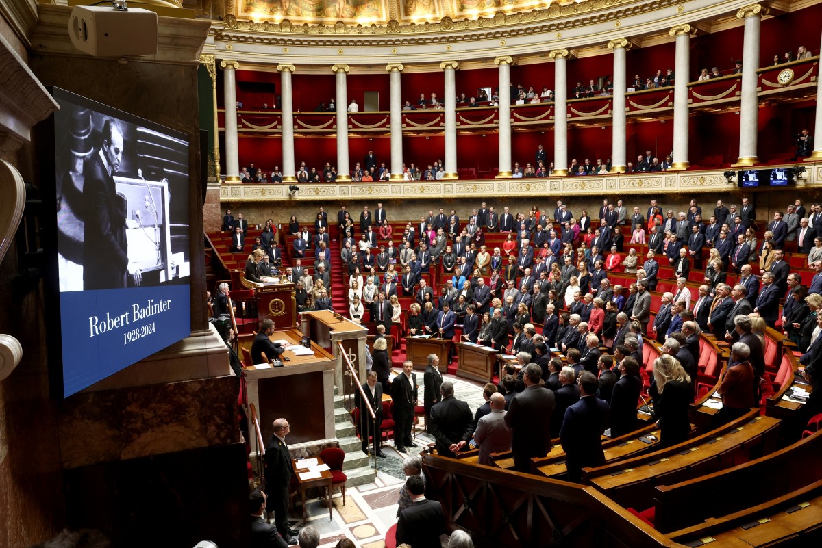 Macron rend hommage à Badinter, qui entrera au Panthéon
