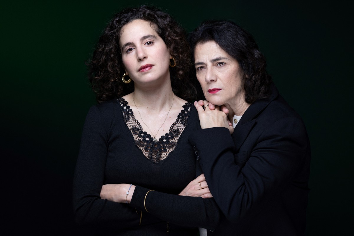 L'actrice et réalisatrice palestinienne Hiam Abbass (à droite) et sa fille Lina Soualem, réalisatrice et actrice franco-palestinienne-algérienne, posent lors d'une séance photo à Paris le 13 février 2024. (Photo Joel Saget AFP)