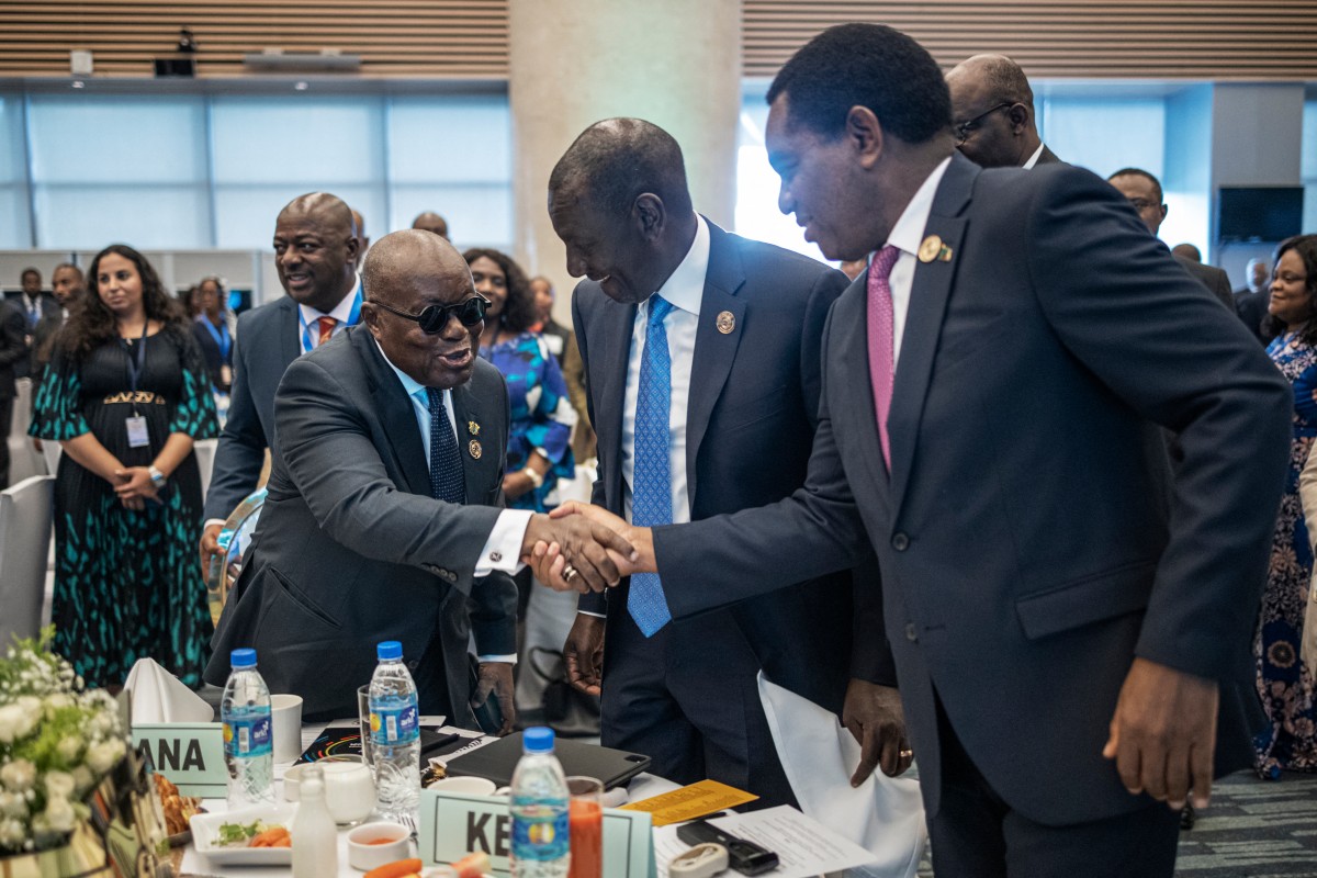 Le président du Ghana Nana Akufo-Addo (à gauche) salue le président du Kenya William Ruto (au centre) et le président de la Zambie Hakainde Hichilema (à droite) lors d'un événement avant la cérémonie d'ouverture de la 37e session ordinaire de la Conférence de l'Union africaine au siège de l'UA à Addis-Abeba, le 17 février 2024. (Photo par Michele Spatari AFP)
