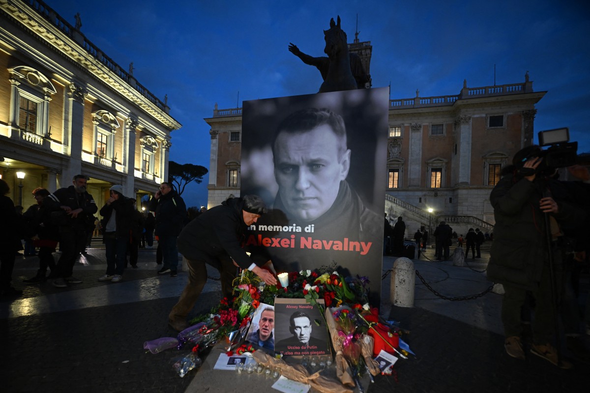 A Moscou, des Russes continuent d'honorer la mémoire de Navalny