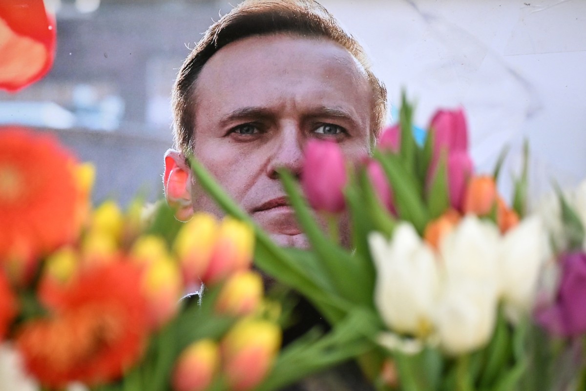 Des fleurs sont placées autour des portraits du leader de l'opposition russe Alexei Navalny, décédé dans une prison de l'Arctique russe, dans un mémorial improvisé devant l'ancien consulat russe à Francfort-sur-le-Main, dans l'ouest de l'Allemagne, le 20 février 2024. (Photo par AFP)