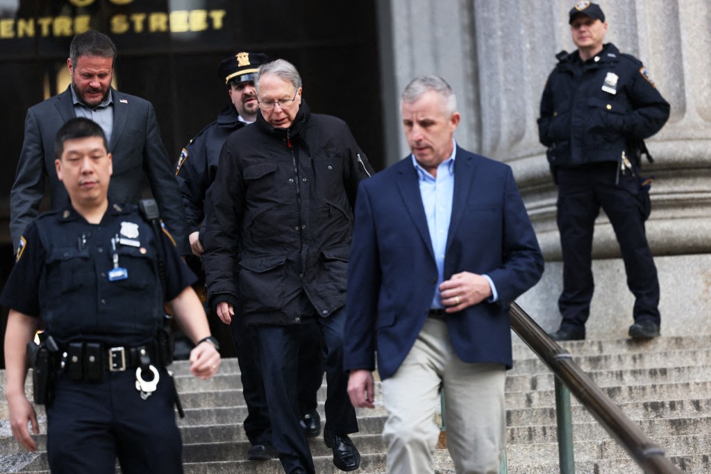 L'ex-patron du lobby américain des armes NRA jugé coupable de corruption