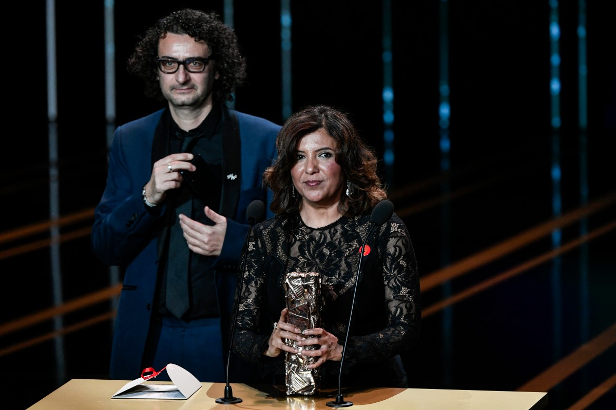 La réalisatrice tunisienne Kaouther Ben Hania (à droite) et le producteur Nadim Cheikhrouha célèbrent après avoir remporté le prix du meilleur documentaire pour le film "Les Filles d'Olfa" lors de la 49e édition de la cérémonie des César du cinéma à l'Olympia, à Paris, le 23 février 2024. (Photo Stephane de Sakutin AFP)