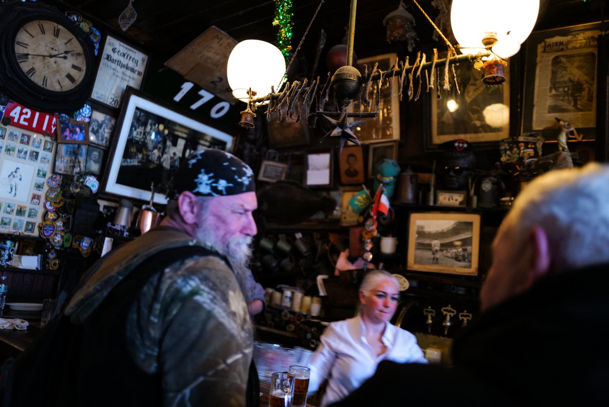 Peu de choses ont changé depuis 170 ans que le McSorley's OLD Ale House sert ses clients dans l'East Village de Manhattan. La propriétaire de l'établissement new-yorkais, Teresa Maher, explique que le secret est simple : "faire couler l'ale et garder la porte ouverte". (Photo de Charly Triballeau AFP)