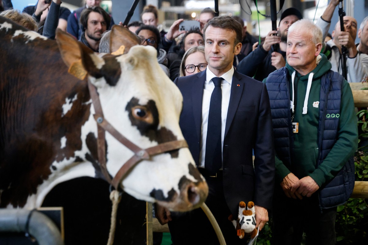 «On est là pour se causer»: Macron débat finalement avec des agriculteurs
