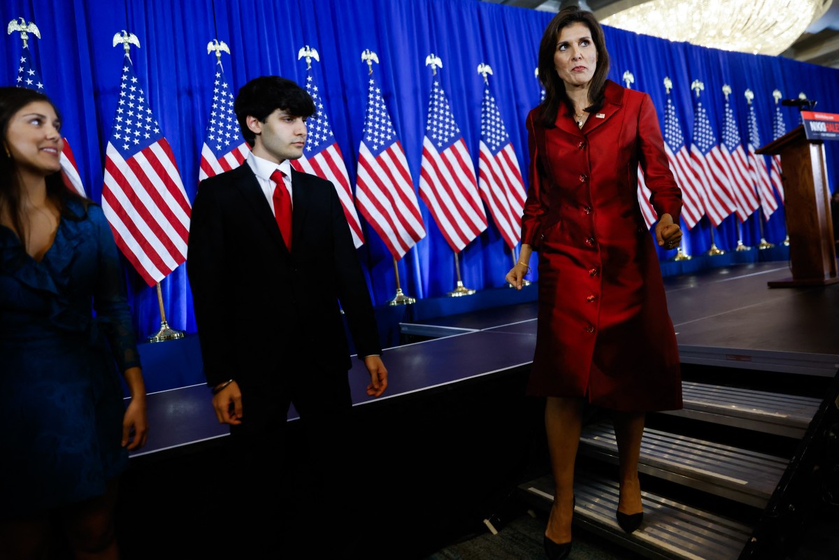 Nikki Haley, candidate républicaine à l'élection présidentielle américaine et ancienne ambassadrice de l'ONU, quitte la scène après s'être exprimée lors de sa soirée de veille électorale à Charleston, en Caroline du Sud, le 24 février 2024. (Photo Julia Nikhinson AFP)