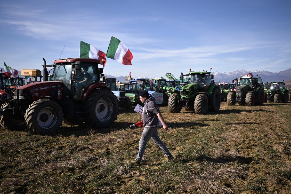 Des agriculteurs italiens en tracteur convergent vers Rome