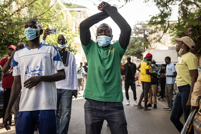 Crise au Sénégal: débat crucial au Parlement, heurts sporadiques devant l'Assemblée