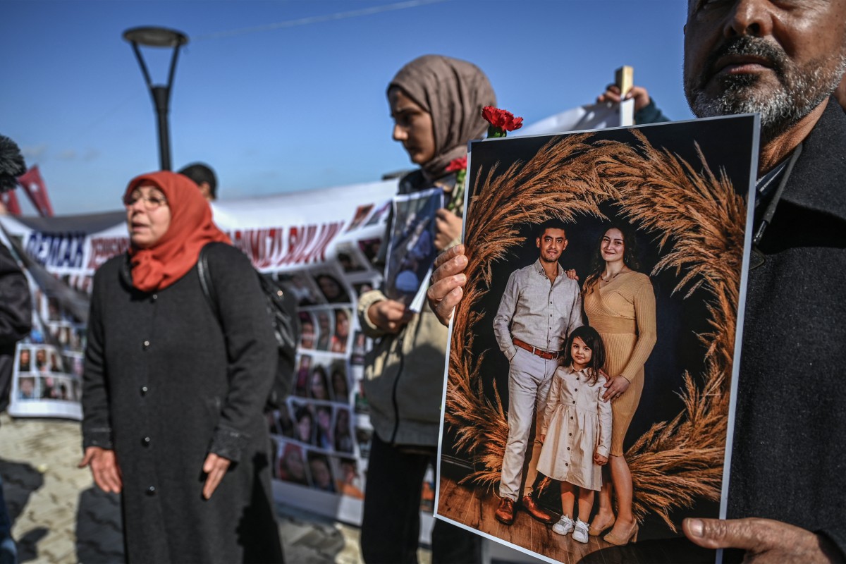Turquie, 4h17: un an après le séisme, le chagrin intact, la colère aussi