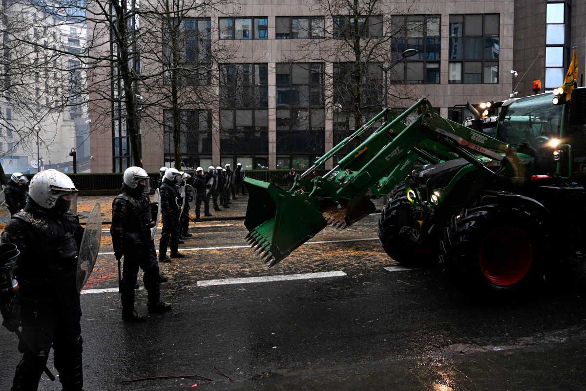Des tracteurs paralysent Bruxelles, les 27 révisent les règles agricoles