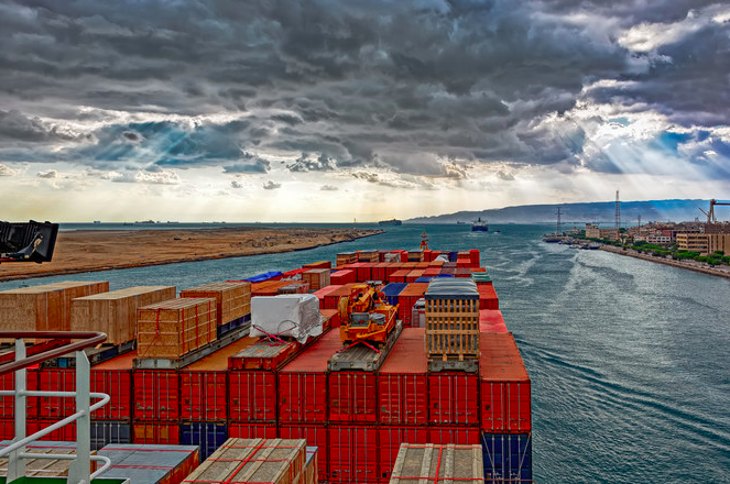 Attaques en mer Rouge: les revenus du canal de Suez ont «baissé de 40% à 50%» en 2024